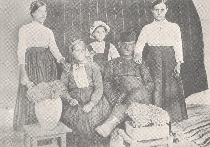 Димитър Канайков, последен кмет на селото със семейството си (снимка от 1915 г.)