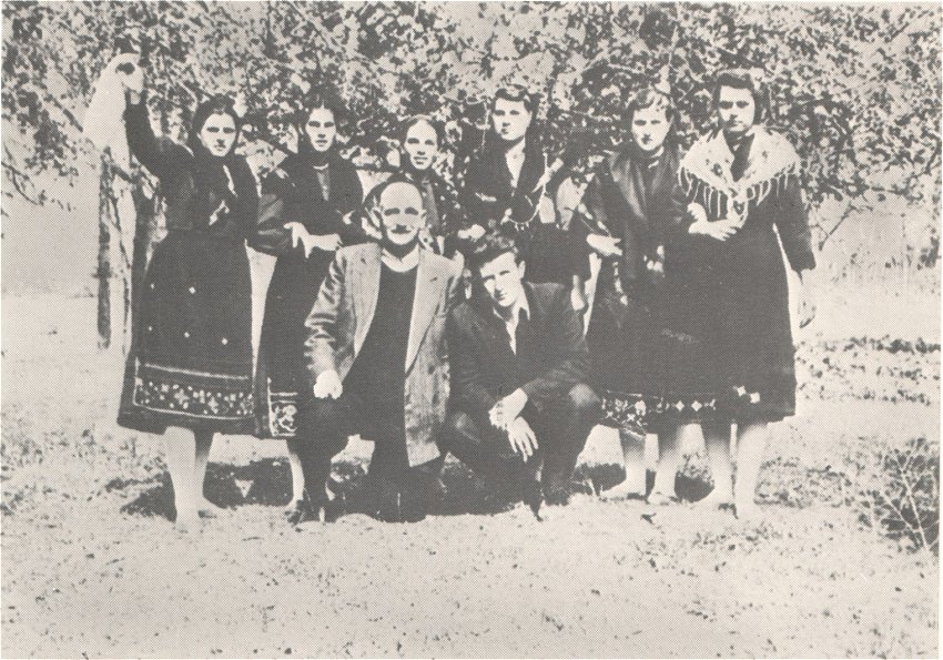 Заровска фолклорна група от с. Илинденци, ръководена от Ангел Хотев /1956 г./.
