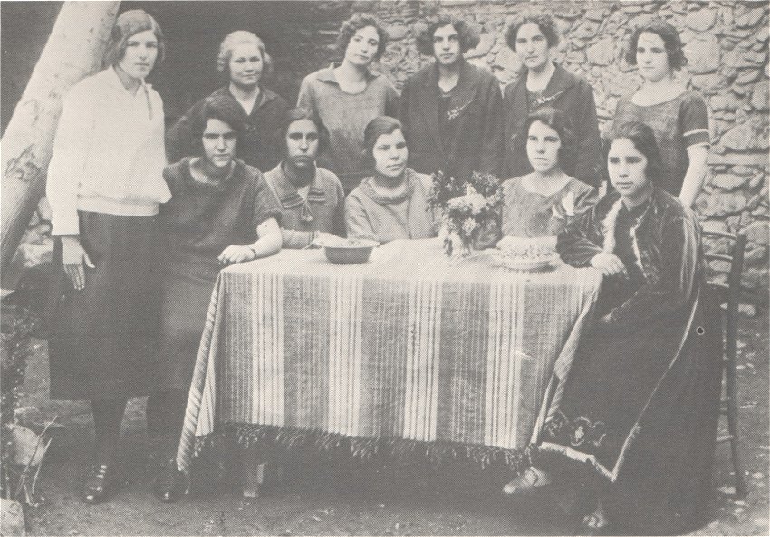 Заровски моми – 8 май 1932 г. с модерно облекло и прически