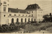 1. EINE ÖSTERREICHISCHE EHRENKOMPANIE DEFILIERT VON MACKENSEN IN TEMESVAR