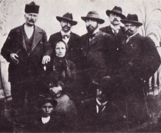 A group of revolutionaries with Baba Dona in Kyustendil, 1902. Second from left, back row: Gotse Delchev