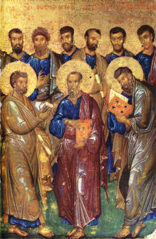 Ikone. 14. Jh. Die vier Evangelisten mit Heiligenscheinen vor den acht übrigen Aposteln. Inschrift im Goldgrund: „Die Versammlung der zwölf Apostel". Ausschnitt