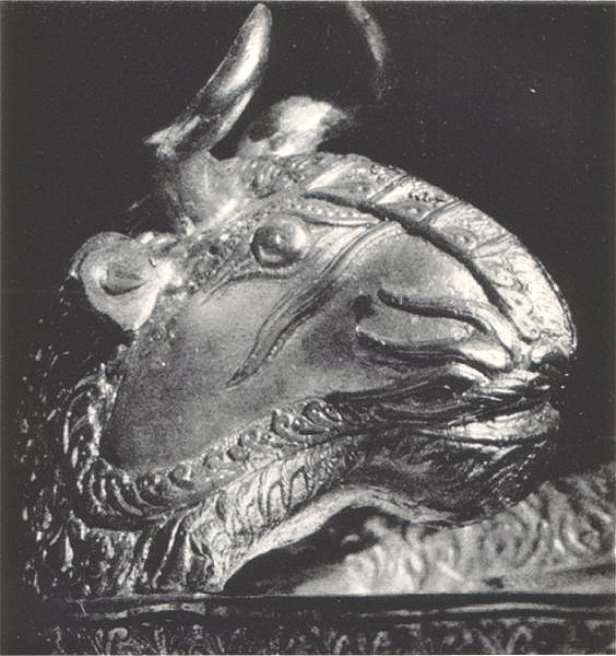 Съкровище от Над сент Миклош. Разлата чаша с крачета и скулптурирана глава на бик. Детайл 13
